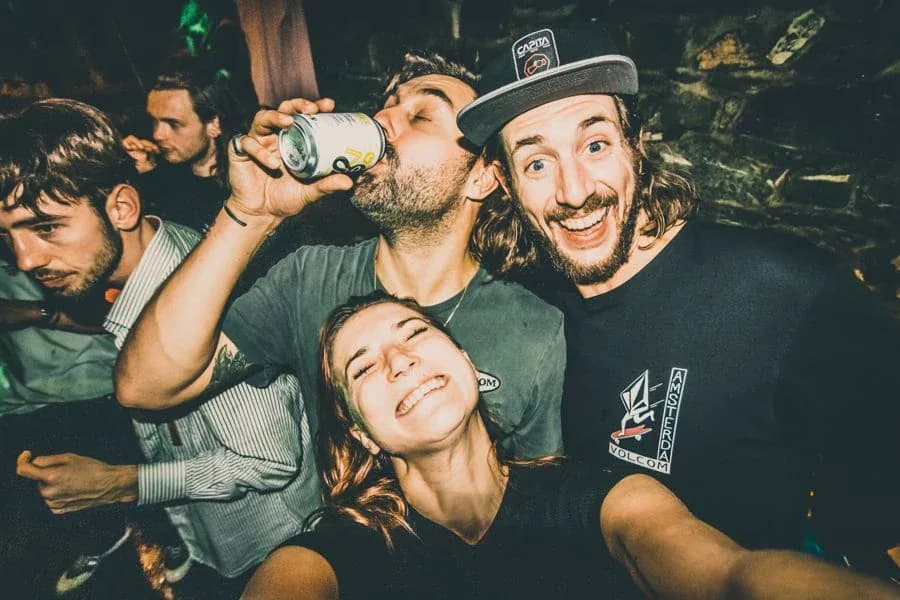 Freunde lachen und genießen einen gemeinsamen Abend im Laury’s