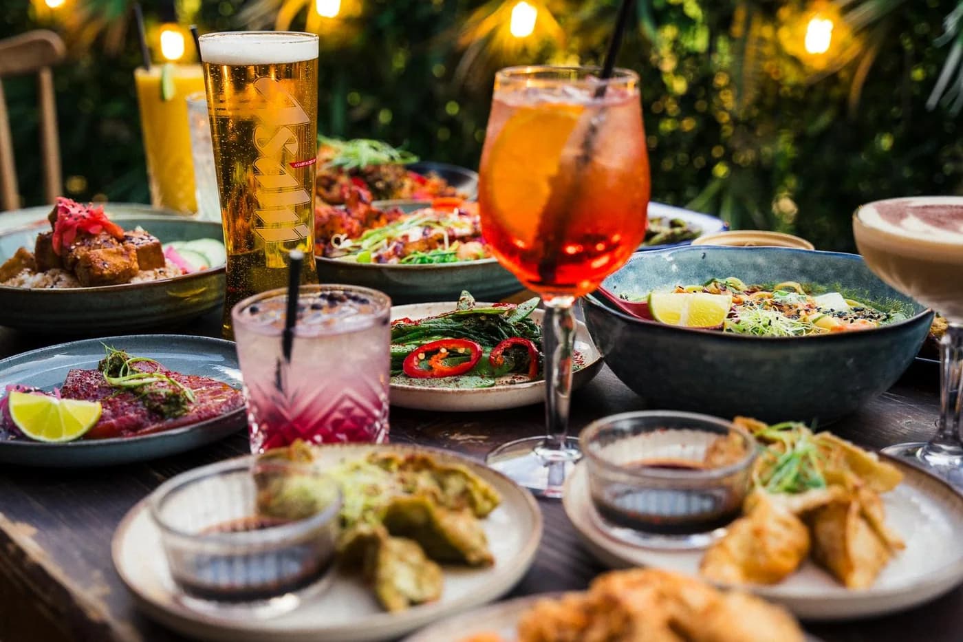 Gerichte zum Teilen auf einem Tisch im Hideout Restaurant