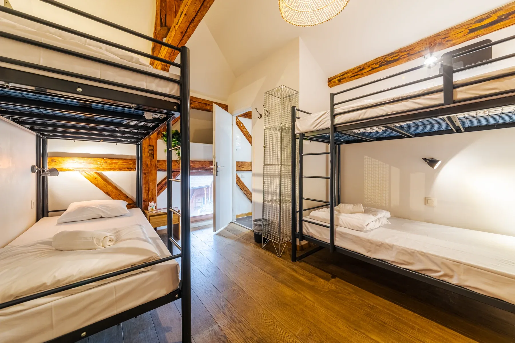 Vierbett-Schlafsaal mit zwei Metall-Etagenbetten